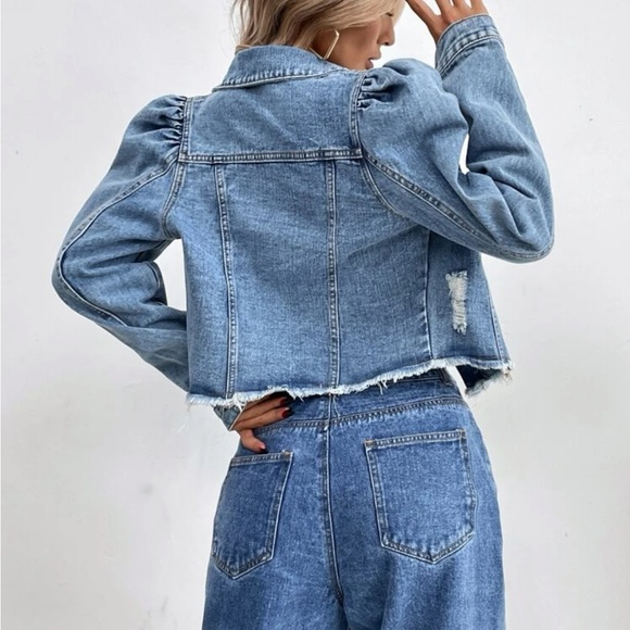 Chic medium wash puff sleeve button up denim jacket - Picture 2 of 5